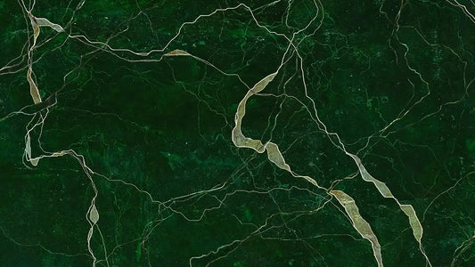 Fototapete Marmor Emerald Forest Nahansicht – Waldgrün, Tannengrün, Dunkelgrün, Weiß, selbstklebend