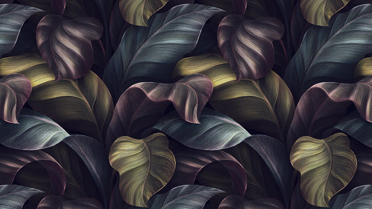 Dunkle tropische Tapete mit edlem Blattmuster Tiefgrüne & violette Töne Modern & ausdrucksstark