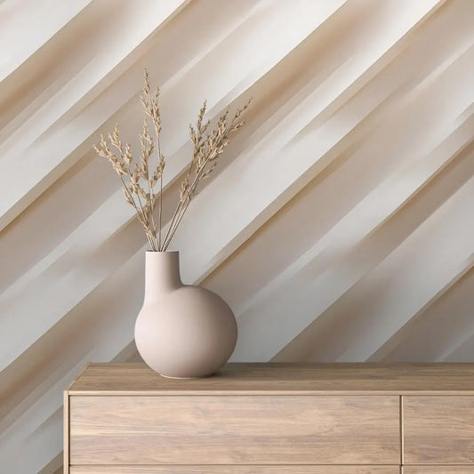 3D Tapete Diagonale Lichtfalten – Breite, diagonal von rechts oben nach links unten verlaufende Faltenbaender in Creme- un...