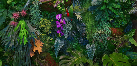 Tropische Tapete Wildes Eden – exotisches Blätterparadies in sattem Grün als Muster