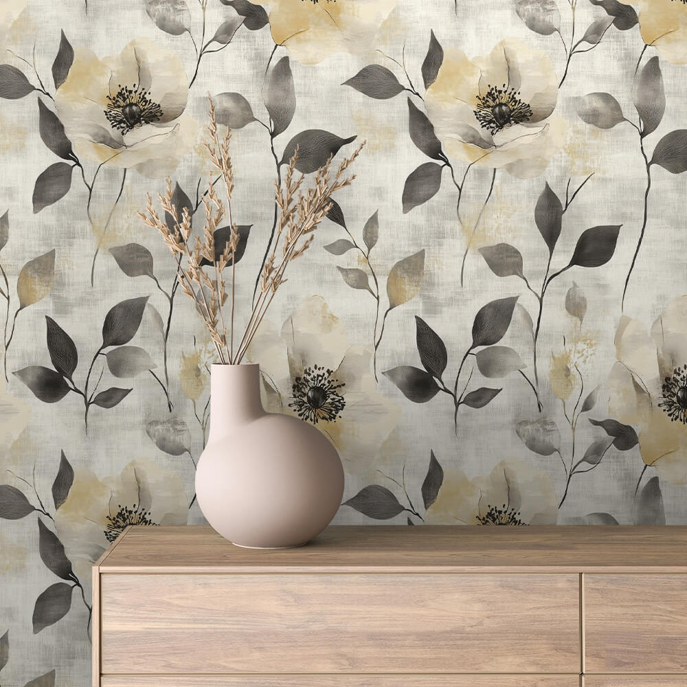 Aquarell-Blumentapete in Beige und Schwarz auf hellem Grund. Stilvoll, modern & selbstklebend – für ein elegantes, ruhiges Raumgefühl.