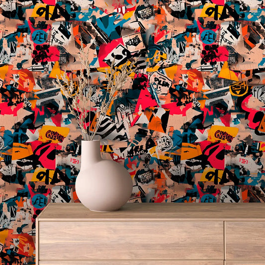 Selbstklebende Gaming Tapete Urban Fragments mit zerrissener Poster-Collage und Graffiti-Elementen in Rot, Orange und Schwarz