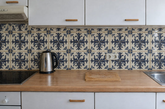 Fliesenspiegel in der Küche mit Fliesenfolie Mediterran Blau überklebt
