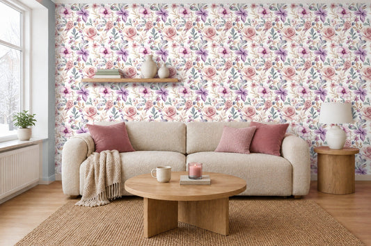 Helle Blumentapete Rosen Creme im Wohnzimmer hinter cremefarbenem Sofa mit altrosa Kissen (Raumvisualisierung)