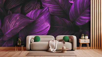 Tapete Purple Tropic Glow  violette Blätter  tropisches Design  Statement-Wand  Design by Pimp My Wall