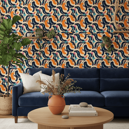 Modernes Wohnzimmer mit abstrakter Wellentapete in Blau-, Orange- und Cremetönen als lebendige Statement-Wand hinter dem Sofa.