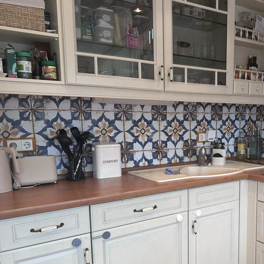 Fliesenfolie Azul Rustico – Echtfoto einer Kuechenrueckwand mit handbemalten mediterranen Fliesen in abwechselnden Blau- u...