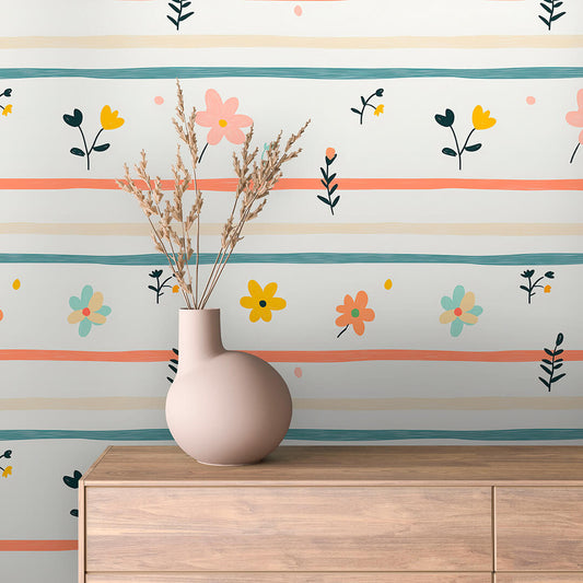 Sanfte Streifen-Tapete mit Blümchen – PVC-frei, selbstklebend, Made in Germany, ideal fürs Babyzimmer, mit schnellem Versand.