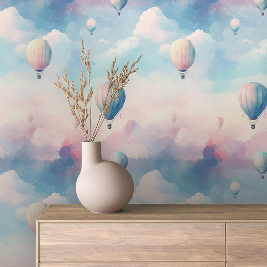 Zarte Tapete mit Ballons & Aquarell-Himmel – PVC-frei, selbstklebend, Made in Germany, ideal fürs Babyzimmer, mit schnellem Versand.