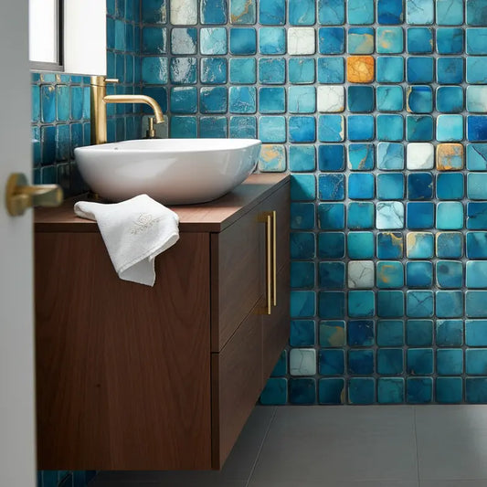 Fliesenfolie Mosaik Blau – Luxurioeses Badezimmer-Ambiente mit kleinen quadratischen Mosaikfliesen in verschiedenen Tuerki...