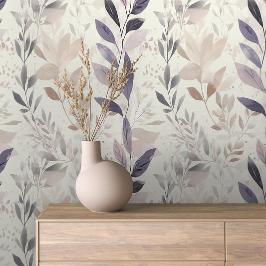 Zarte Blättertapete in Taupe & Lavendel – elegant, beruhigend & selbstklebend. Für stilvolle Wohnräume mit ruhiger Ausstrahlung. Jetzt entdecken!