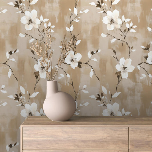 Florale Vintage-Tapete mit weißen Blüten auf karamellfarbenem Hintergrund. Selbstklebend & abziehbar – für stilvolle Räume mit Charakter.