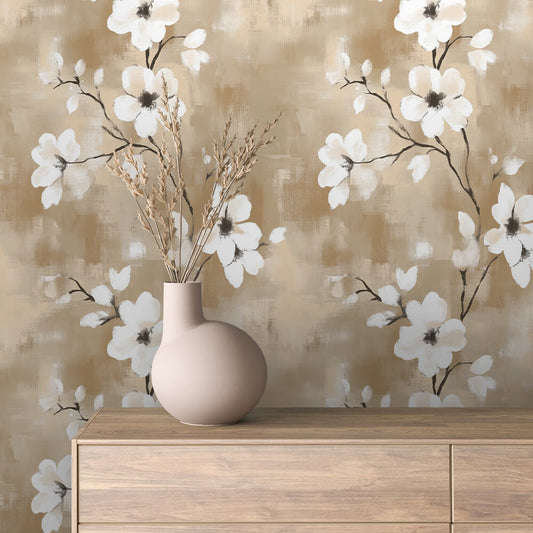 Elegante Blütentapete in Beige und Weiß mit malerischem Charakter. Selbstklebend, abziehbar & leicht anzubringen – für stilvolle, natürliche Räume. 