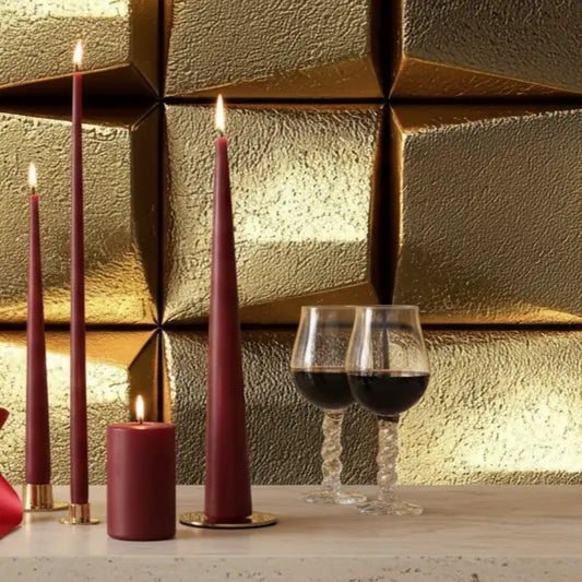 Intensive goldene Tapete mit facettierten 3D-Quadraten in glaenzendem Metallic-Gold hinter Sideboard – moderner Luxus-Blickfang