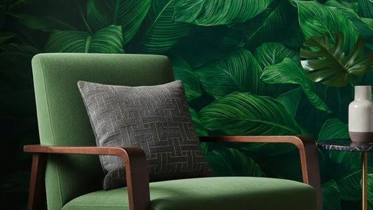 Dschungel Tapete Tiefes Blätterdach mit grünem Design-Sessel im Wohnzimmer