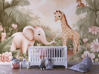 Rosa Tropentapete mit Elefant, Giraffe und Affe zwischen Palmen und Blüten für Kinderzimmer