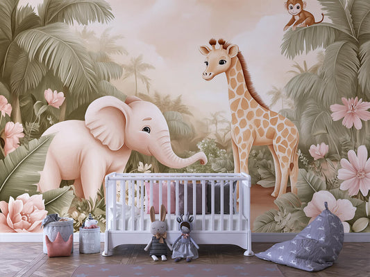 Rosa Tropentapete mit Elefant, Giraffe und Affe zwischen Palmen und Blüten für Kinderzimmer