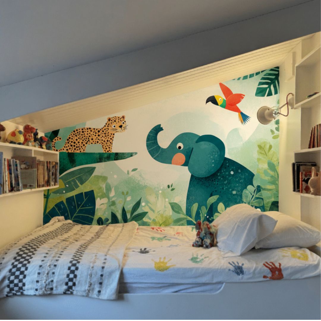Kinderzimmer mit bunter Dschungel-Fototapete mit Elefant, Leopard und Papagei hinter dem Bett