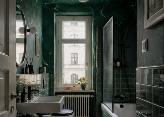 Badezimmer grüne Fliesen und grüne Tapete in Marmoroptik