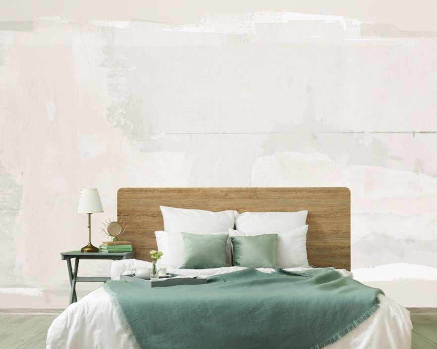 Schlafzimmer-Vorherbild mit heller, leerer Wand hinter dem Bett – ideal für eine neue Akzentwand mit Tapete