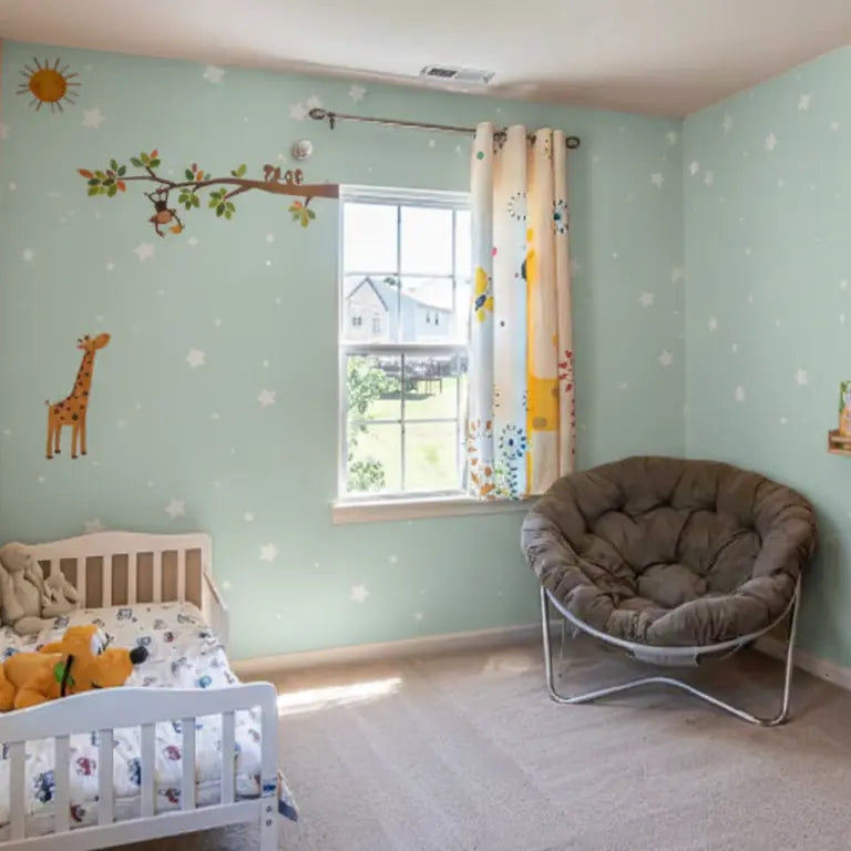 Tapete Kinderzimmer Funkelsterne Mint – Lifestyle-Foto eines echten Kinderzimmers mit mintgruener Sternchentapete
