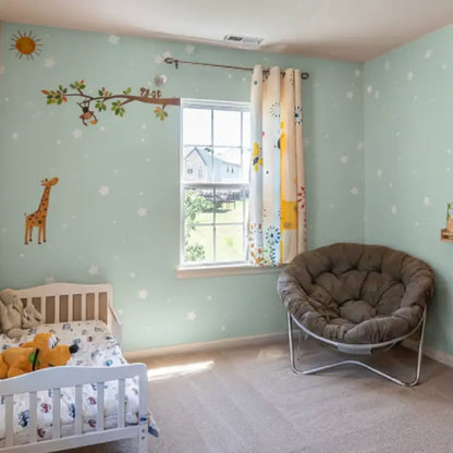 Tapete Kinderzimmer Funkelsterne Mint – Lifestyle-Foto eines echten Kinderzimmers mit mintgruener Sternchentapete