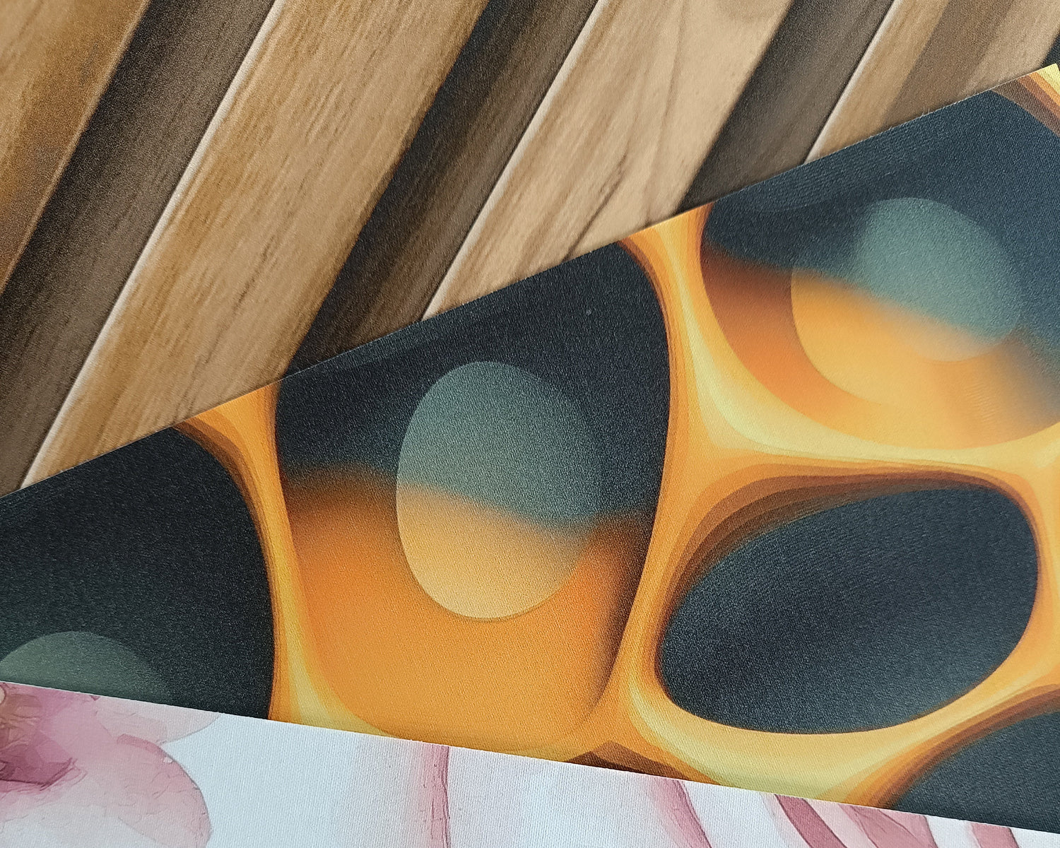 Überlappende Tapetenmuster-Proben mit Holzoptik und abstraktem Retro-Design in Orange, Petrol und Dunkelblau