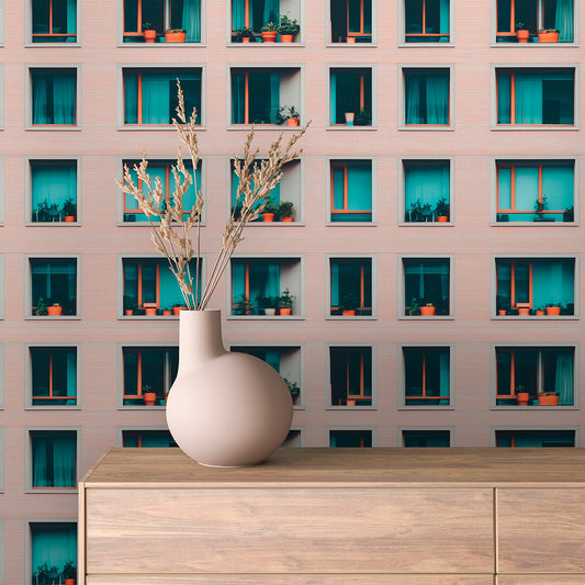Wandbild rosa Gebäude mit repetitiven Fensterpattern und blauen Gardinen