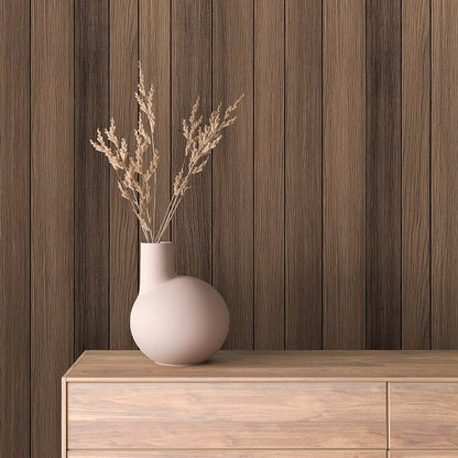 WOOD 0023 – Wandbelag mit vertikaler Struktur in geräucherter Eichenoptik. Warm, edel und vielseitig einsetzbar für moderne Raumkonzepte.
