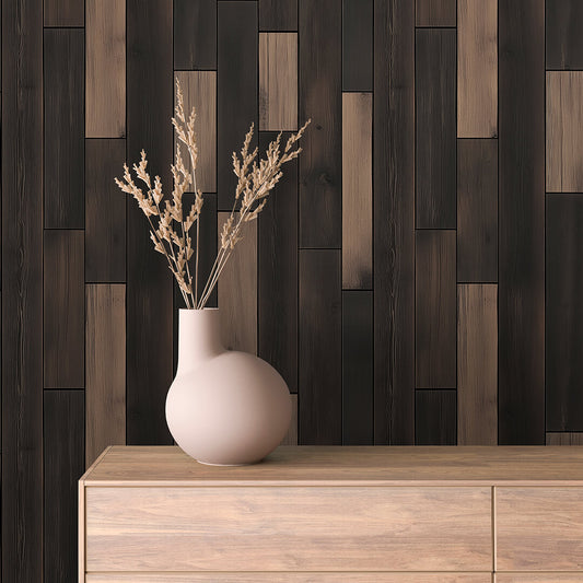 WOOD 0034 – Ausdrucksstarker Wandbelag aus dunklem, thermobehandeltem Holz. Wechselspiel aus rauchigem Braun und Schwarz für moderne, stilbewusste Raumgestaltung.