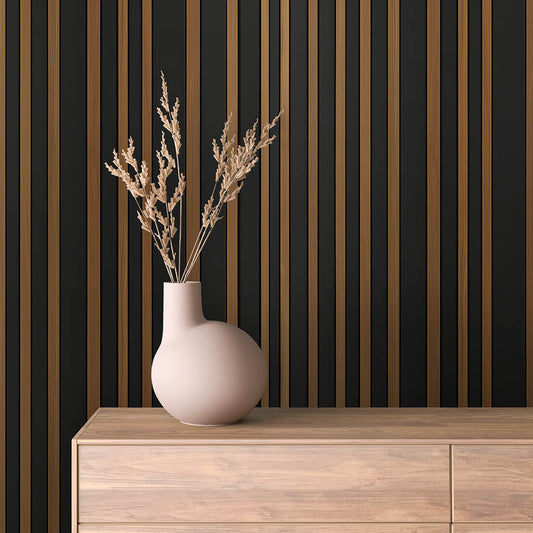 WOOD 0035 – Eleganter Wandbelag mit Eichenlamellen auf schwarzem Hintergrund. Klare Linienführung trifft auf warme Natürlichkeit für moderne Raumgestaltung.