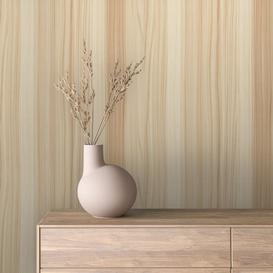 WOOD 0067 – Sanfte, lineare Maserung in Creme-Karamell. Elegant, hell und ideal für moderne, stilvolle Raumgestaltungen.