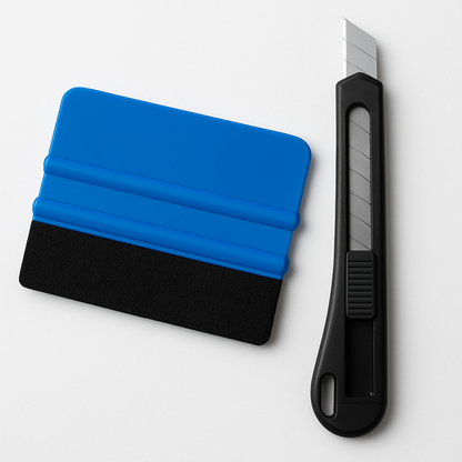 Praktisches Tapezier-Werkzeugset für DIY-Fans – mit Rakel & Messer für blasenfreies Verkleben und präzises Schneiden selbstklebender Tapeten.