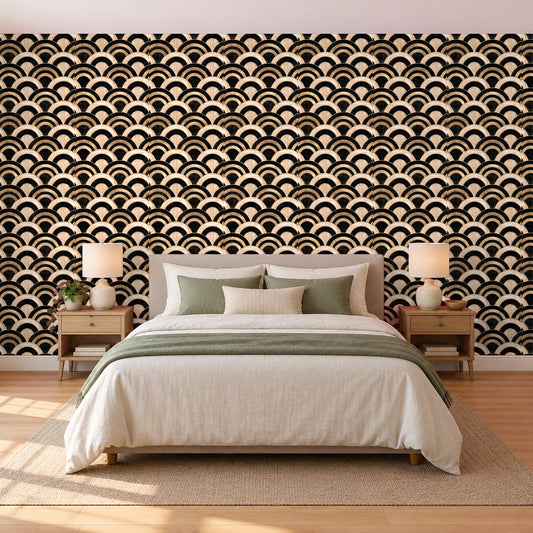 Art Deco Tapete – Goldene Bögen auf Schwarz im Schlafzimmer hinter dem Bett (Raumvisualisierung)