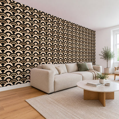 Art Deco Tapete – Goldene Bögen auf Schwarz im Wohnzimmer, Schrägansicht (Raumvisualisierung)