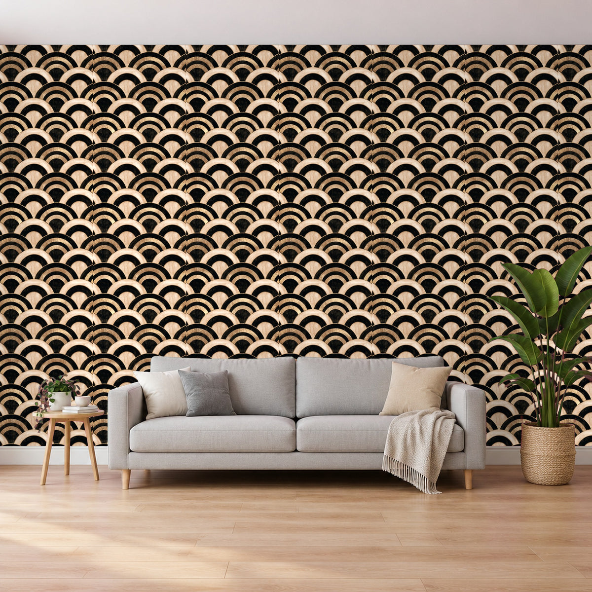 Art Deco Tapete – Goldene Bögen auf Schwarz im Wohnzimmer hinter dem Sofa (Raumvisualisierung)