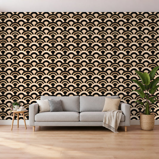 Art Deco Tapete – Goldene Bögen auf Schwarz im Wohnzimmer hinter dem Sofa (Raumvisualisierung)