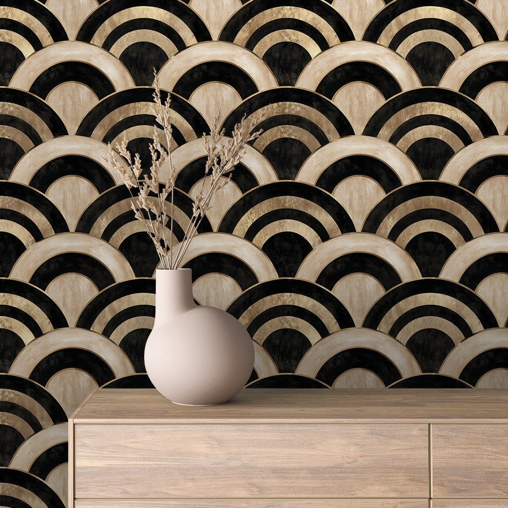 Art Deco Tapete mit goldenen Bögen auf Schwarz an der Wand hinter einem Sideboard