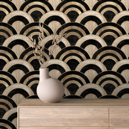 Art Deco Tapete mit goldenen Bögen auf Schwarz an der Wand hinter einem Sideboard