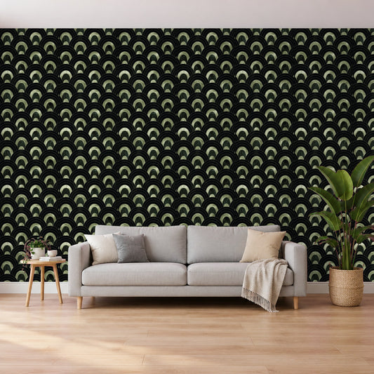 Art Deco Tapete – Grüne Bögen auf Schwarz im Wohnzimmer hinter dem Sofa (Raumvisualisierung)