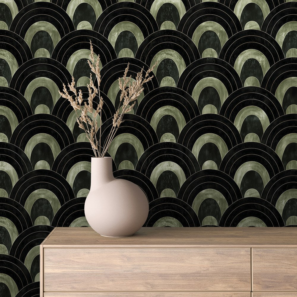 Art Deco Tapete mit grünen Bögen auf Schwarz an der Wand hinter einem Sideboard