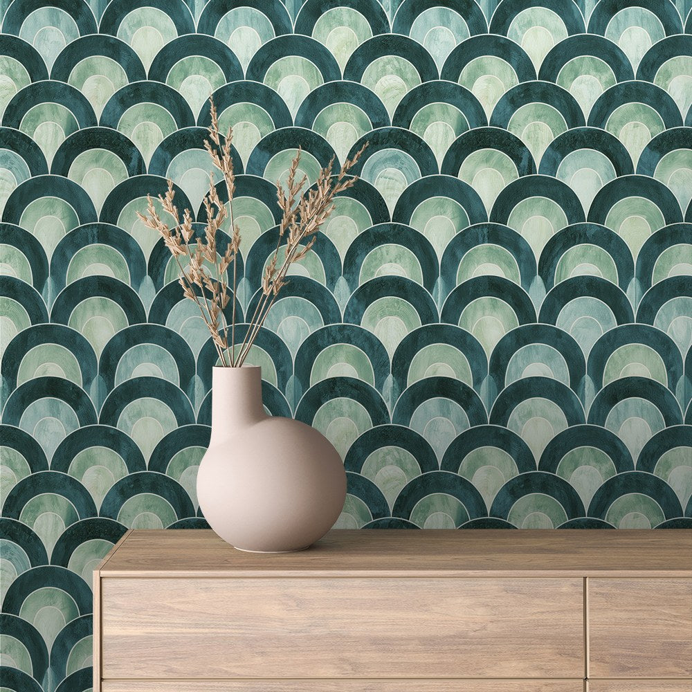 Art Deco Tapete mit Bögen in Petrol und Grün an der Wand hinter einem Sideboard