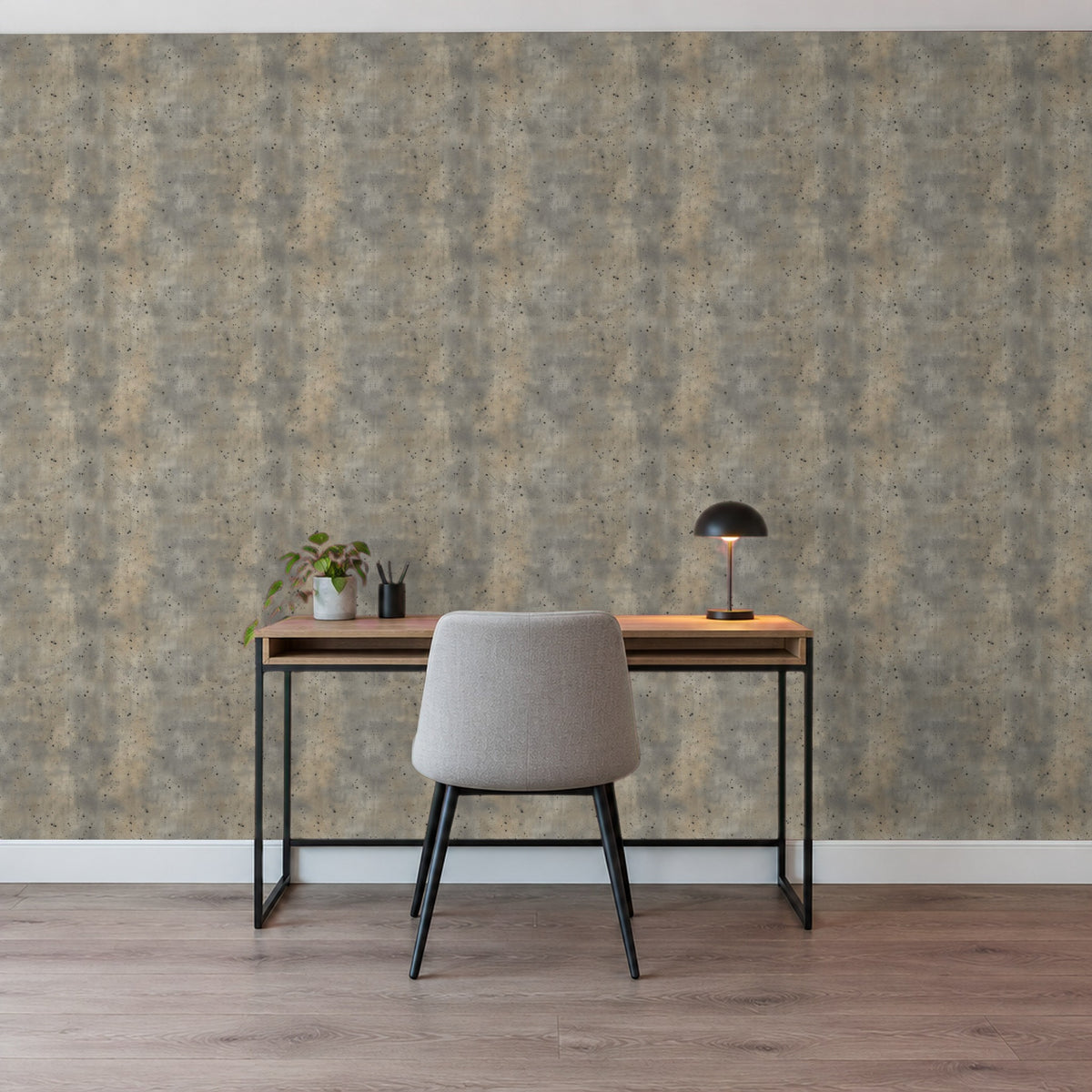 Betontapete – Gesprenkelter Used-Beton im Homeoffice hinter dem Schreibtisch (Raumvisualisierung)