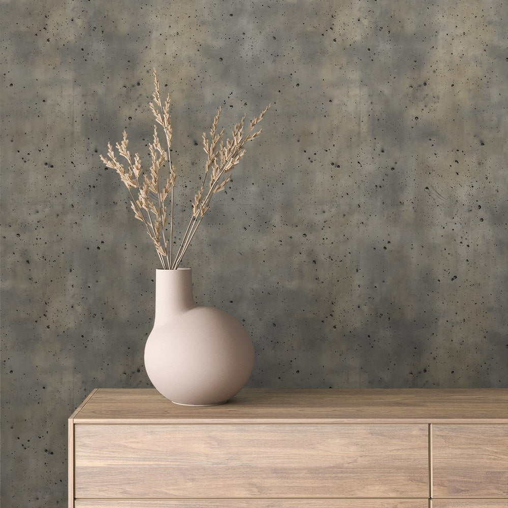 Betontapete im Used-Look mit dunklen Sprenkeln an der Wand hinter einem Sideboard