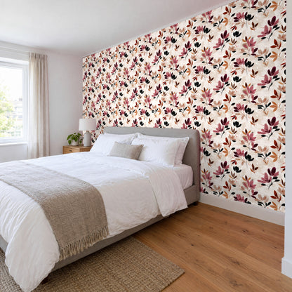 Blumentapete Beige mit Zweigen in Bordeaux im Schlafzimmer hinter dem Bett, Schrägansicht (Raumvisualisierung)