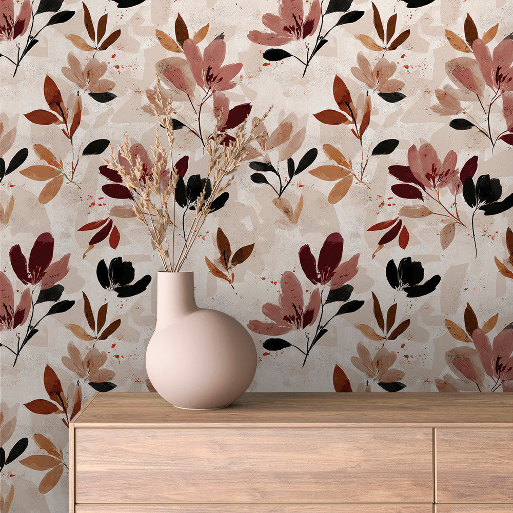 Blumentapete Beige mit Zweigen in Bordeaux und Rosé an der Wand hinter einem Sideboard