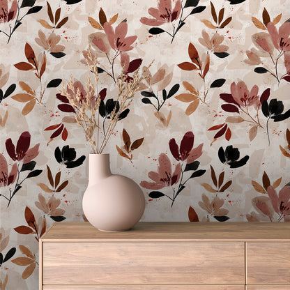 Blumentapete Beige mit Zweigen in Bordeaux und Rosé an der Wand hinter einem Sideboard