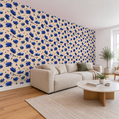 Blumentapete Blau – Gemalte Blüten auf Beige im Wohnzimmer, Schrägansicht (Raumvisualisierung)