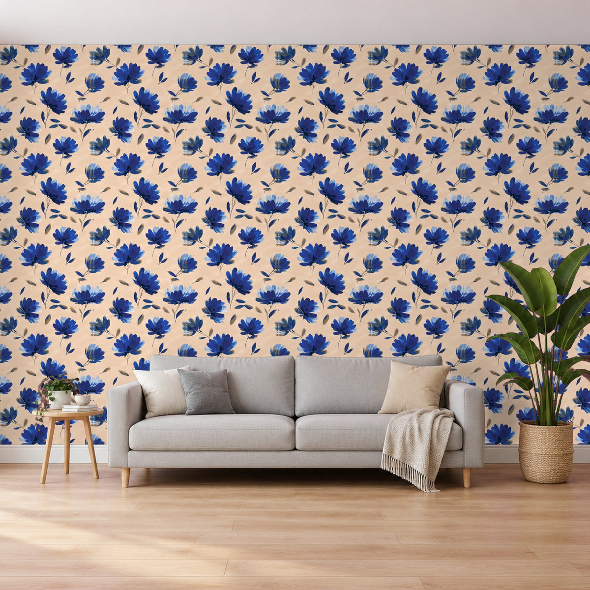 Blumentapete Blau – Gemalte Blüten auf Beige im Wohnzimmer hinter dem Sofa (Raumvisualisierung)