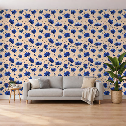 Blumentapete Blau – Gemalte Blüten auf Beige im Wohnzimmer hinter dem Sofa (Raumvisualisierung)